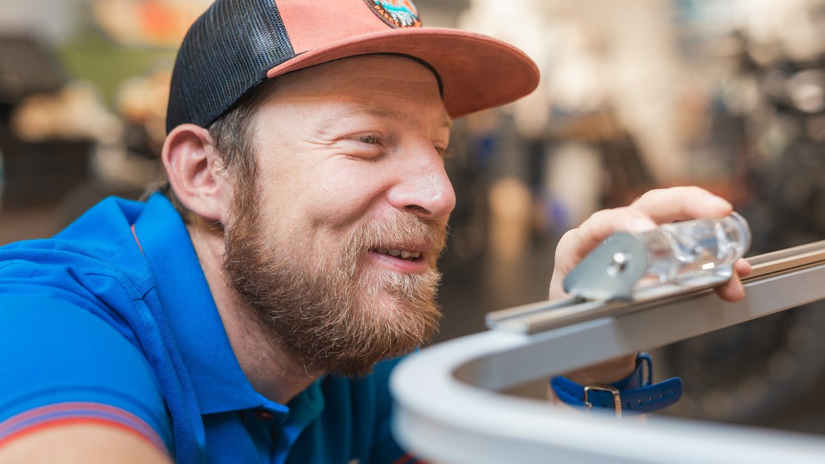 Andi bei der Bikevermessung im Shop St. Anton